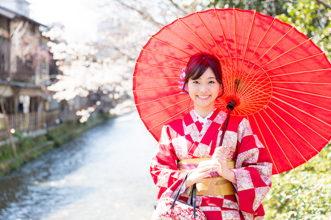 京都の町並みと着物女子