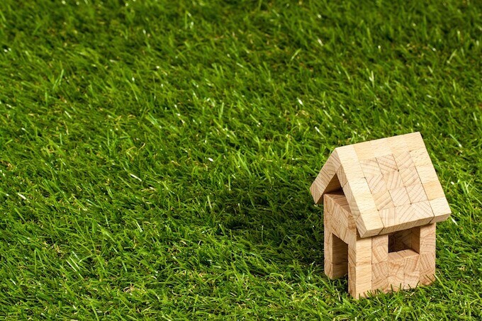 芝生と家の模型